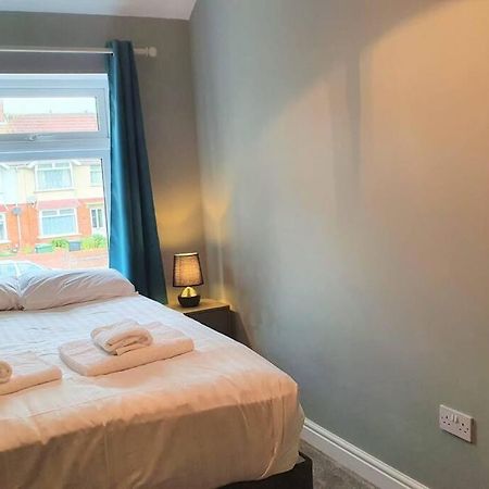5 Bed, 2 Bath Home + Terrace, Garden & Parking Swindon Buitenkant foto