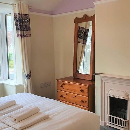 5 Bed, 2 Bath Home + Terrace, Garden & Parking Swindon Buitenkant foto