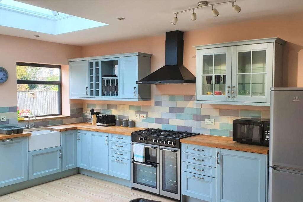 5 Bed, 2 Bath Home + Terrace, Garden & Parking Swindon Buitenkant foto