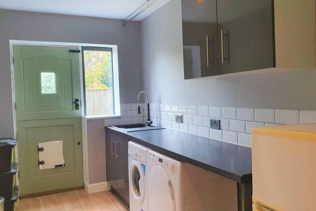 5 Bed, 2 Bath Home + Terrace, Garden & Parking Swindon Buitenkant foto