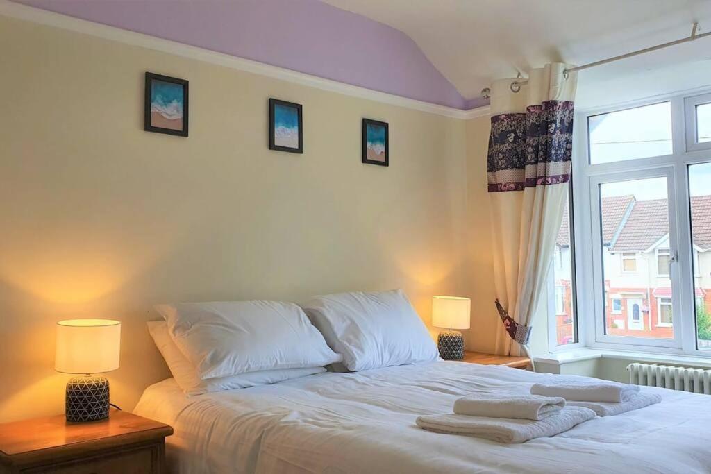 5 Bed, 2 Bath Home + Terrace, Garden & Parking Swindon Buitenkant foto