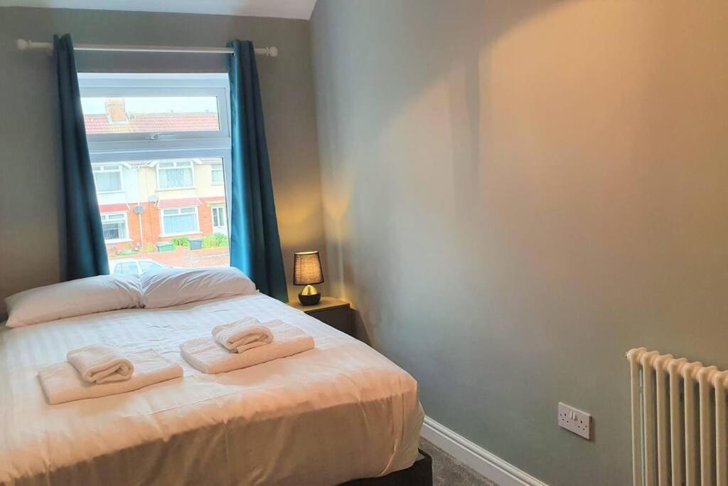5 Bed, 2 Bath Home + Terrace, Garden & Parking Swindon Buitenkant foto