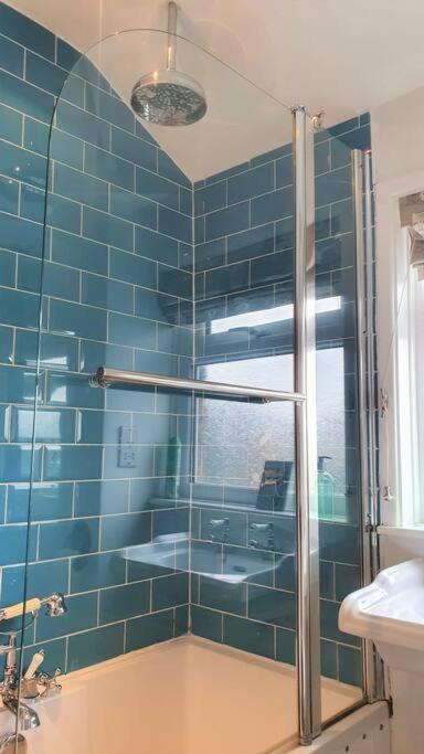 5 Bed, 2 Bath Home + Terrace, Garden & Parking Swindon Buitenkant foto
