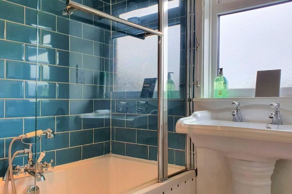 5 Bed, 2 Bath Home + Terrace, Garden & Parking Swindon Buitenkant foto