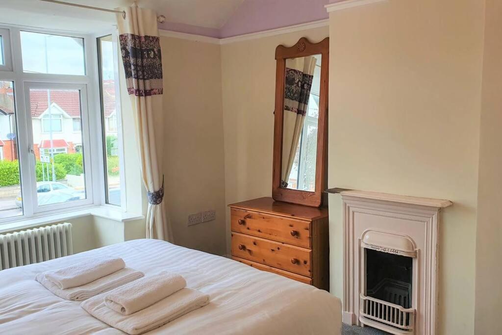 5 Bed, 2 Bath Home + Terrace, Garden & Parking Swindon Buitenkant foto