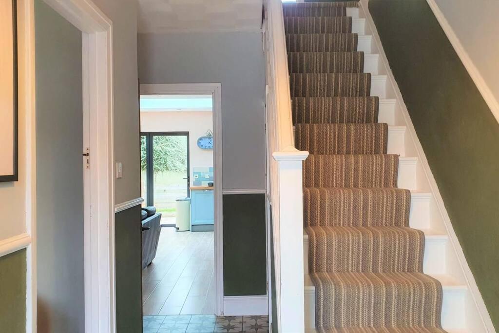 5 Bed, 2 Bath Home + Terrace, Garden & Parking Swindon Buitenkant foto
