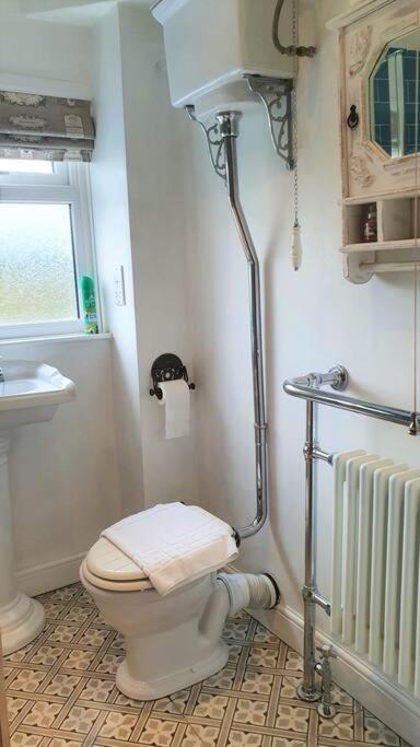 5 Bed, 2 Bath Home + Terrace, Garden & Parking Swindon Buitenkant foto