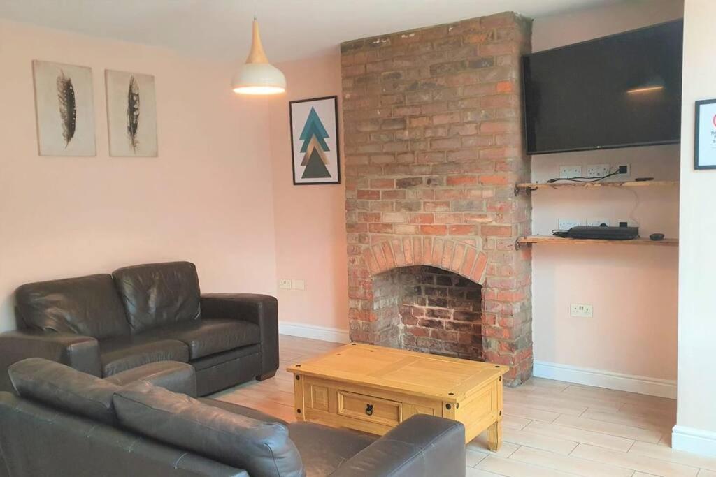 5 Bed, 2 Bath Home + Terrace, Garden & Parking Swindon Buitenkant foto